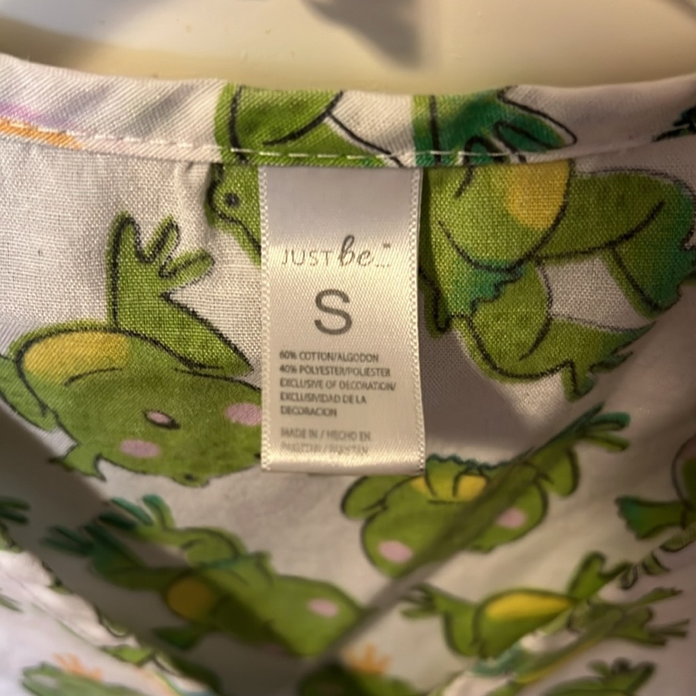 Frog scrub top! - Picture 4 of 8